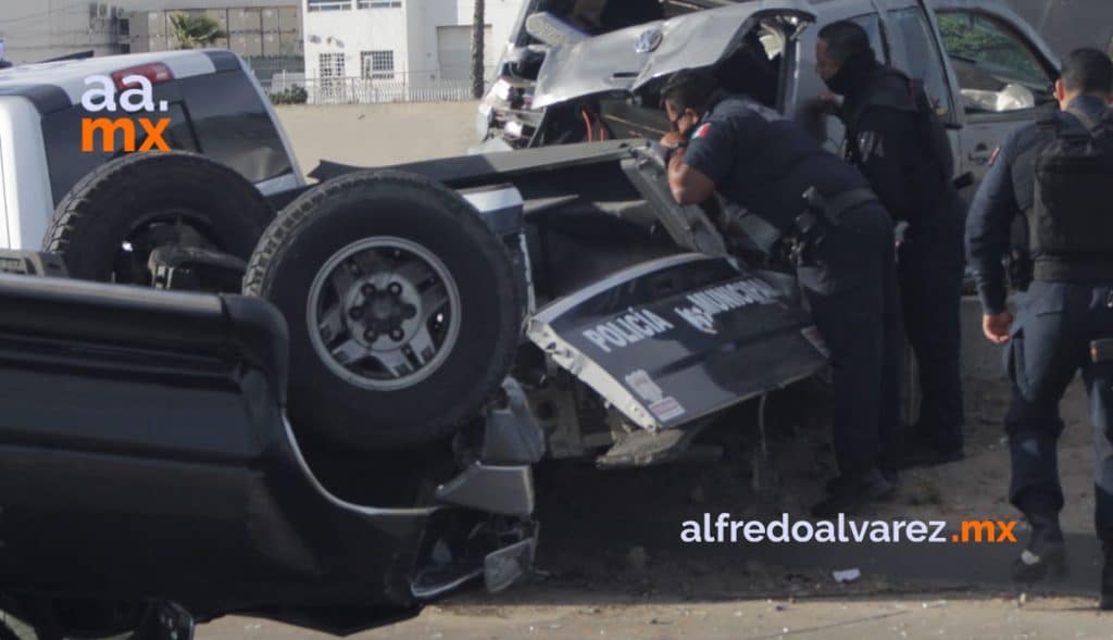 PERSECUCIóN TERMINA EN CHOQUE Y VOLCADURA; UN POLICíA HERIDO PERSECUCIóN TERMINA EN CHOQUE Y VOLCADURA; UN POLICíA HERIDO