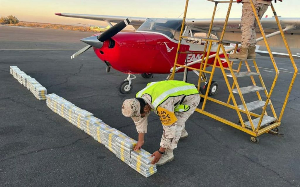 MILITARES DECOMISAN 100 KG DE COCAíNA EN AVIONETA DE ESCUELA