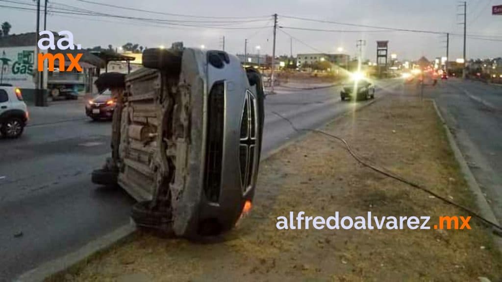 AUTO VUELCA TRAS ENGANCHARSE CON UN CABLE AUTO VUELCA TRAS ENGANCHARSE CON UN CABLE
