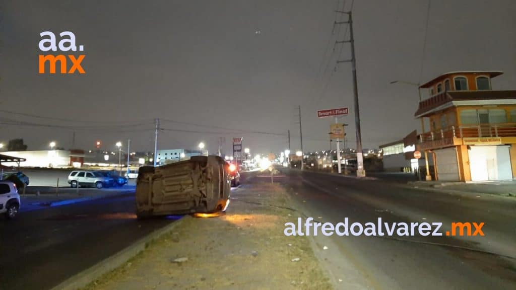 AUTO VUELCA TRAS ENGANCHARSE CON UN CABLE AUTO VUELCA TRAS ENGANCHARSE CON UN CABLE