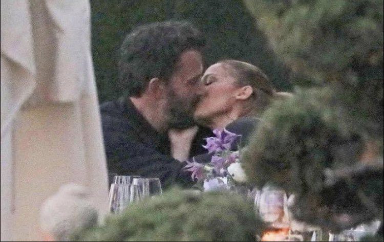 CAPTAN BESO ENTRE JLO Y BEN AFFLECK POR PRIMERA VEZ TRAS EL REENCUENTRO