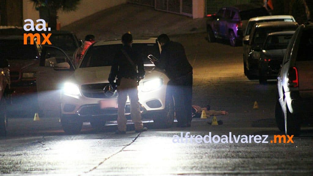 LE CIERRAN EL PASO Y LO ACRIBILLAN A BALAZOS CON ARMAS LARGAS Y CORTAS