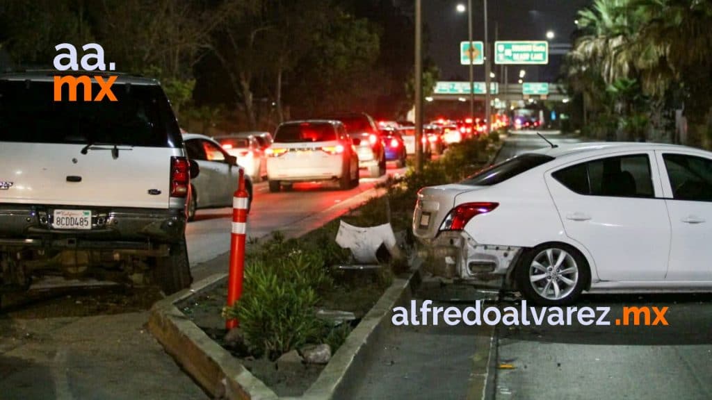 AUTO INTENTA METERSE EN LA LíNEA Y PROVOCA CARAMBOLA AUTO INTENTA METERSE EN LA LíNEA Y PROVOCA CARAMBOLA