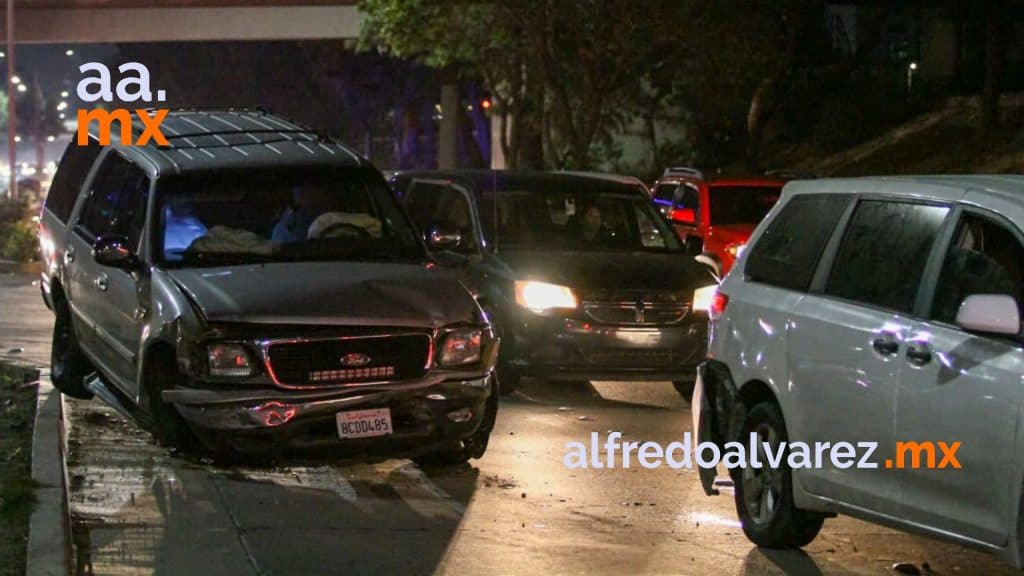 AUTO INTENTA METERSE EN LA LíNEA Y PROVOCA CARAMBOLA AUTO INTENTA METERSE EN LA LíNEA Y PROVOCA CARAMBOLA