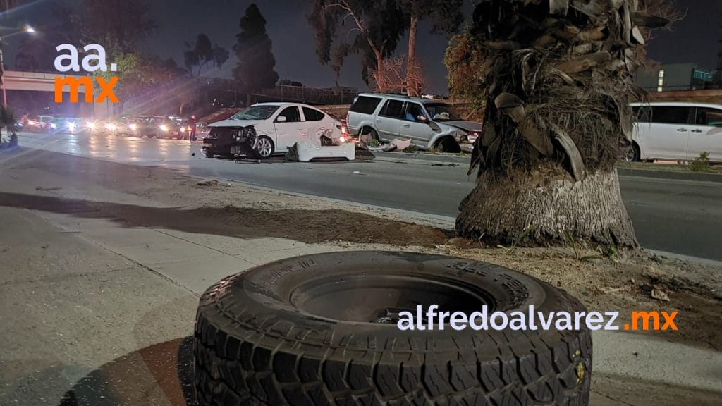 AUTO INTENTA METERSE EN LA LíNEA Y PROVOCA CARAMBOLA AUTO INTENTA METERSE EN LA LíNEA Y PROVOCA CARAMBOLA
