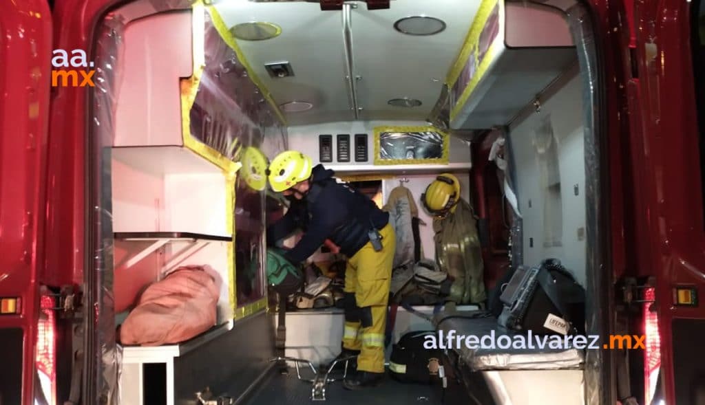 VUELCA AUTOBúS DE PASAJEROS; HAY MUERTOS Y HERIDOS