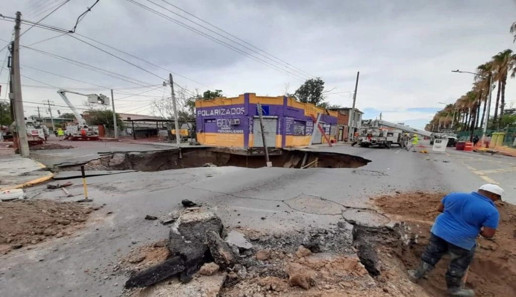 FOTOS: SE ABRE ENORME SOCAVóN; CIUDADANOS EN RIESGO