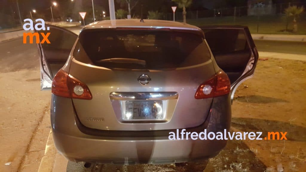 PIERDE EL CONTROL, CHOCA Y ABANDONA A SU ACOMPAñANTE