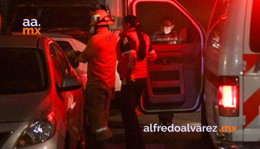 CHOCA AL CIRCULAR EN SENTIDO CONTRARIO; SU ACOMPAñANTE RESULTA HERIDA
