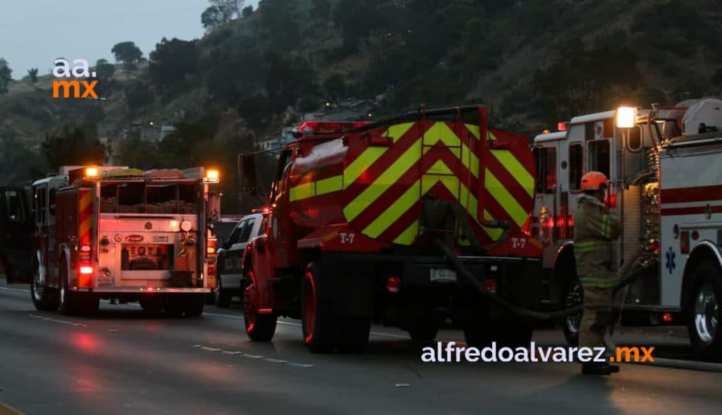 FUERTE INCENDIO EN LLANTERA; ACTIVAN 5 ESTACIONES DE BOMBEROS