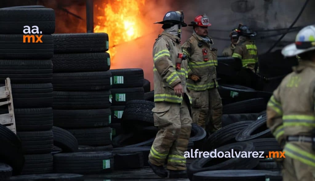 FUERTE INCENDIO EN LLANTERA; ACTIVAN 5 ESTACIONES DE BOMBEROS