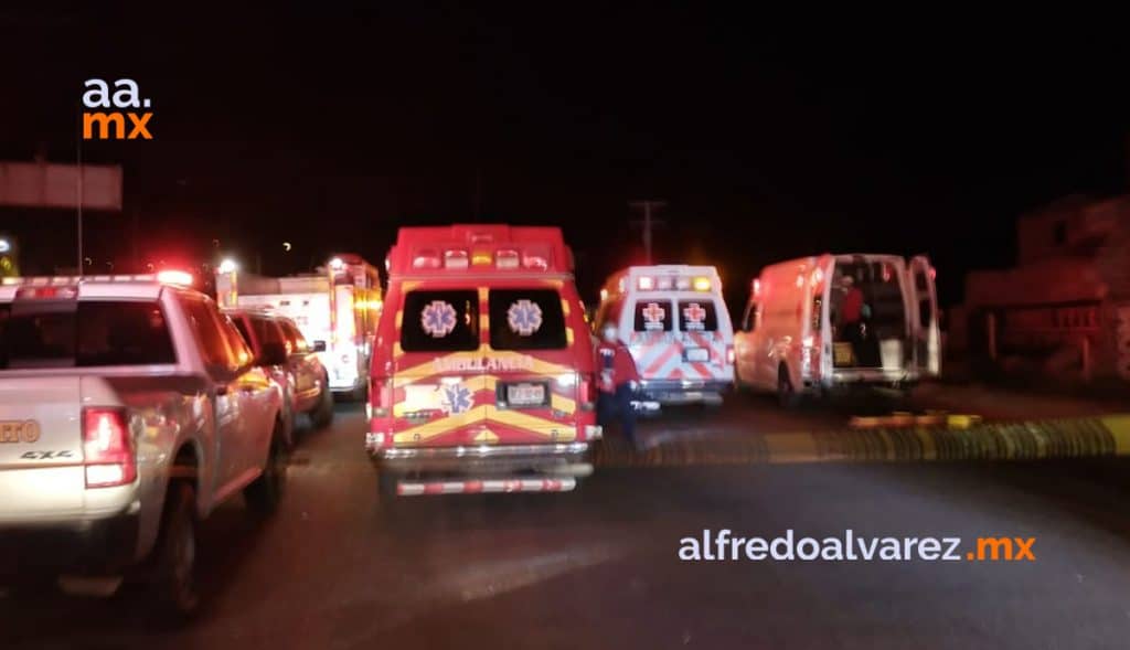VUELCA AUTOBúS DE PASAJEROS; HAY MUERTOS Y HERIDOS