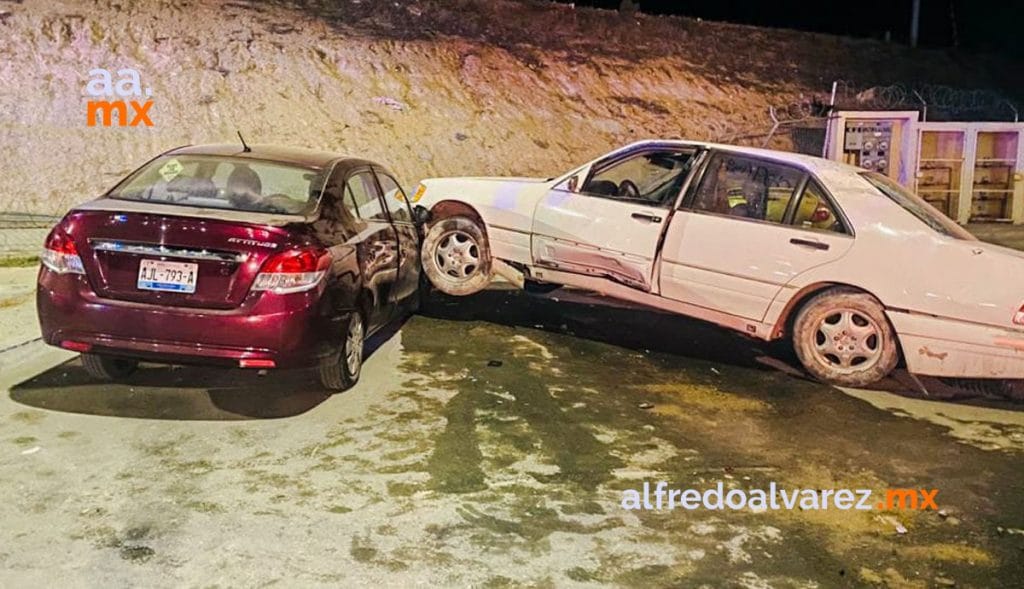 EBRIO VUELCA TRAS CHOQUE; DAñA UN AUTO