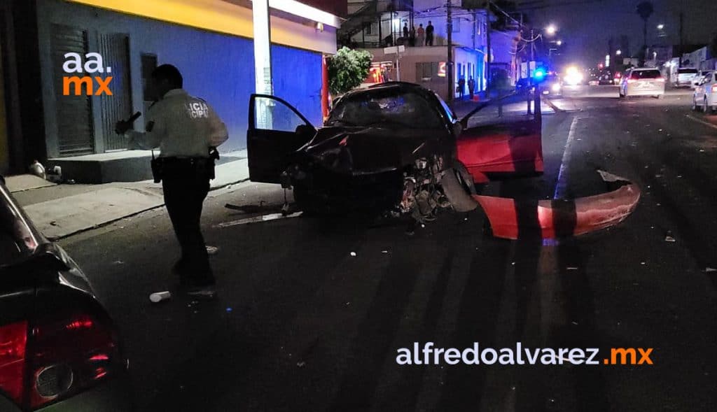 CHOCA AL CIRCULAR EN SENTIDO CONTRARIO; SU ACOMPAñANTE RESULTA HERIDA