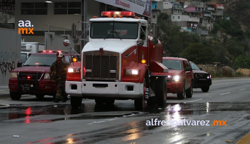FUERTE INCENDIO EN LLANTERA; ACTIVAN 5 ESTACIONES DE BOMBEROS