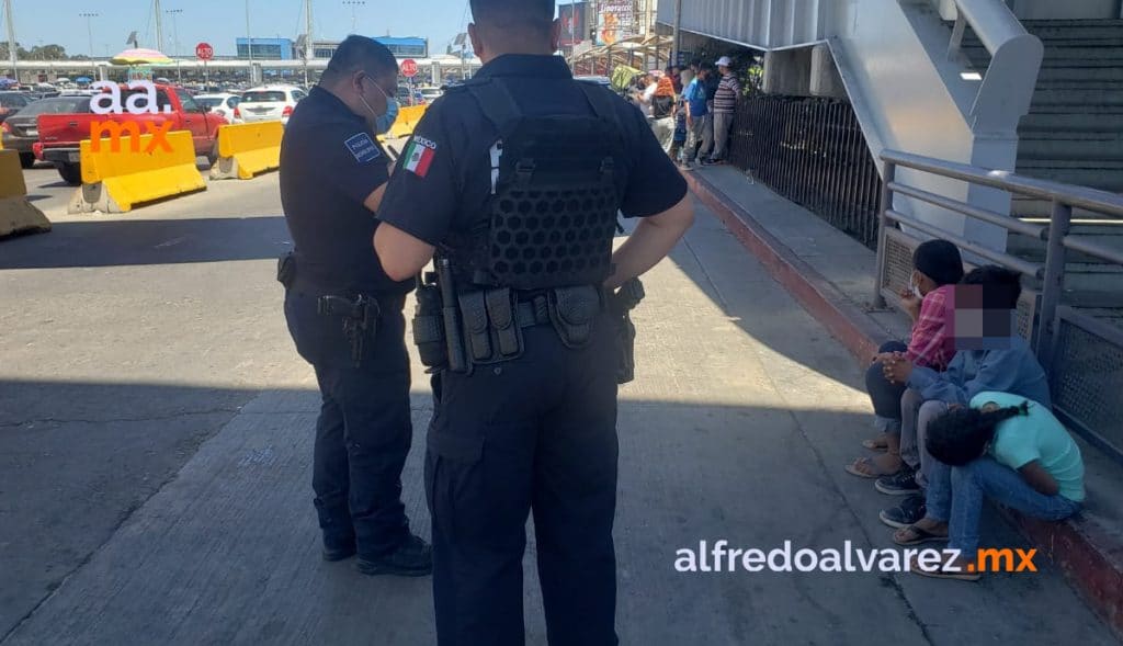 ABANDONAN A HERMANITOS EN GARITA DE SY, INTENTAN CRUZARLOS