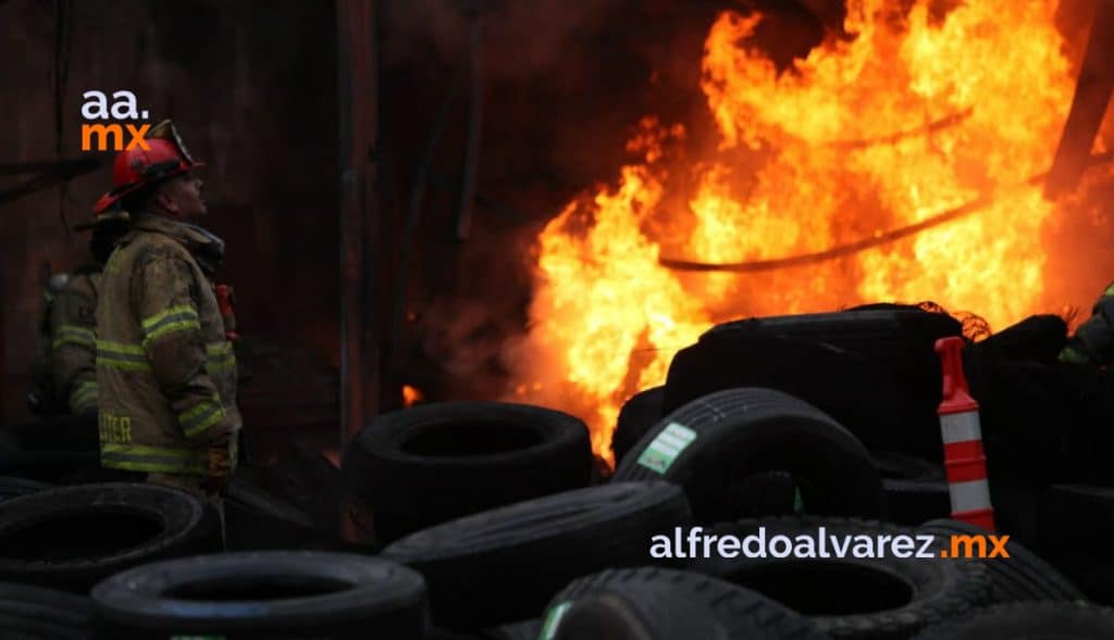 FUERTE INCENDIO EN LLANTERA; ACTIVAN 5 ESTACIONES DE BOMBEROS