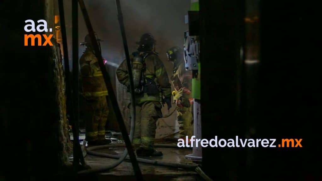 FUERTE INCENDIO MOVILIZA TRES ESTACIONES DE BOMBEROS