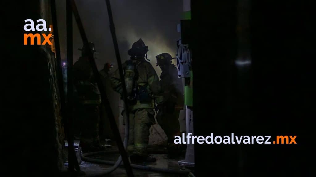 FUERTE INCENDIO MOVILIZA TRES ESTACIONES DE BOMBEROS