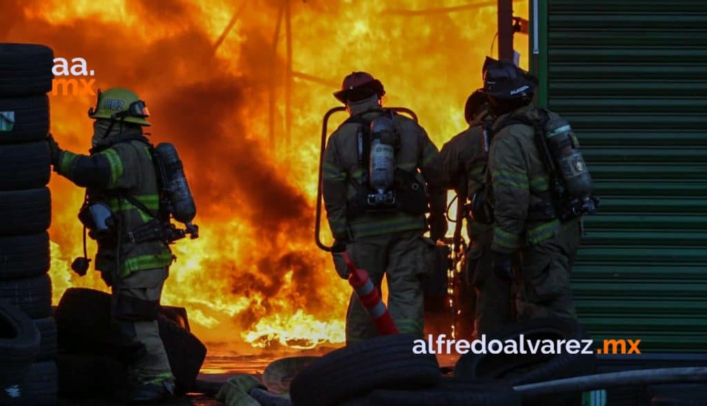 FUERTE INCENDIO EN LLANTERA; ACTIVAN 5 ESTACIONES DE BOMBEROS
