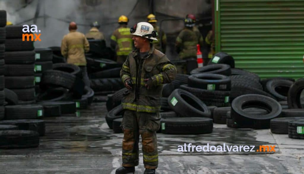 FUERTE INCENDIO EN LLANTERA; ACTIVAN 5 ESTACIONES DE BOMBEROS