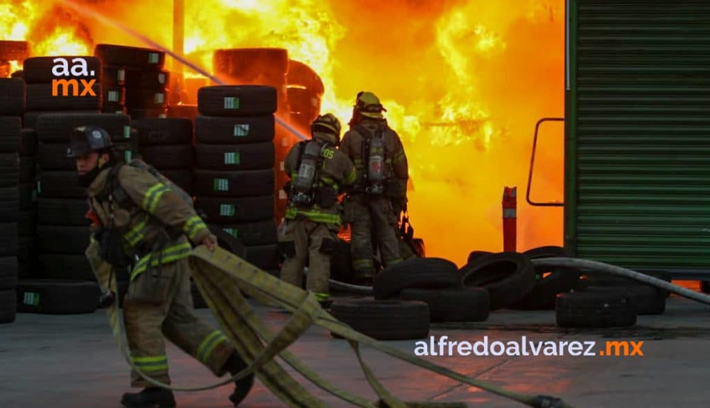 FUERTE INCENDIO EN LLANTERA; ACTIVAN 5 ESTACIONES DE BOMBEROS