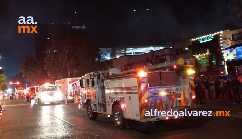 SE INCENDIA BAR EN TIJUANA; ESTRUCTURA COLAPSA