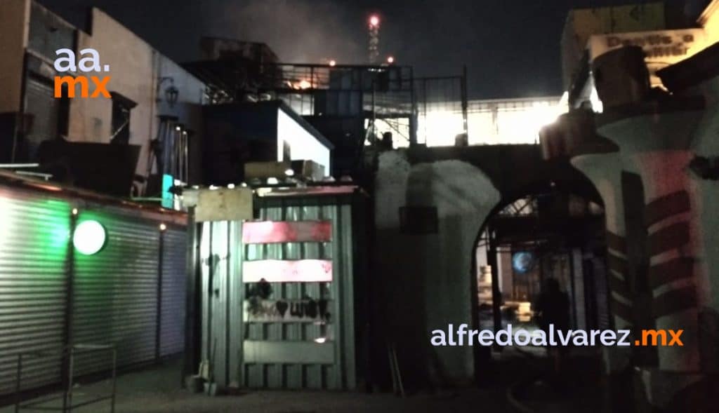 SE INCENDIA BAR EN TIJUANA; ESTRUCTURA COLAPSA