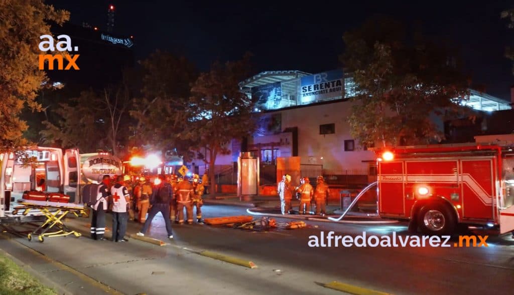 SE INCENDIA BAR EN TIJUANA; ESTRUCTURA COLAPSA