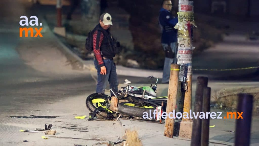 CHOCA MOTOCICLETA, MUERE JOVENCITA; CONDUCTOR GRAVE