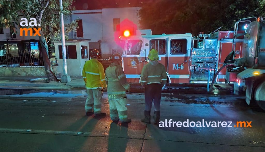 SE INCENDIA BAR EN TIJUANA; ESTRUCTURA COLAPSA
