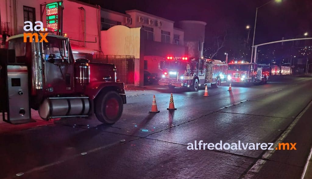 SE INCENDIA BAR EN TIJUANA; ESTRUCTURA COLAPSA