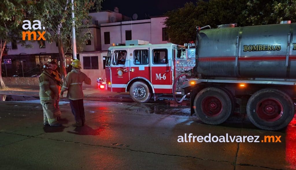 SE INCENDIA BAR EN TIJUANA; ESTRUCTURA COLAPSA