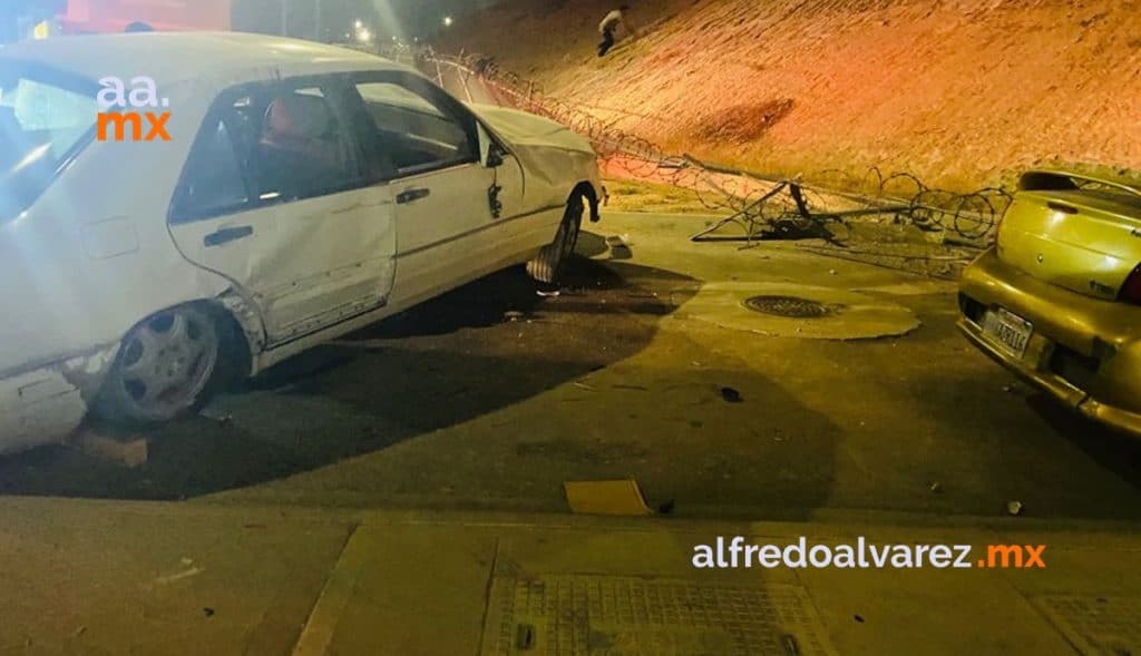 EBRIO VUELCA TRAS CHOQUE; DAñA UN AUTO