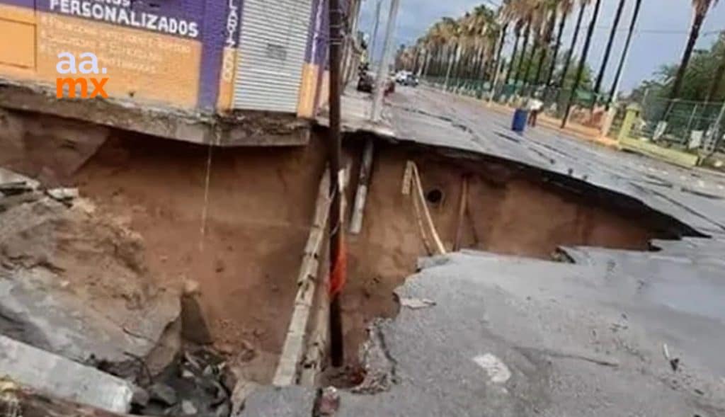 FOTOS: SE ABRE ENORME SOCAVóN; CIUDADANOS EN RIESGO