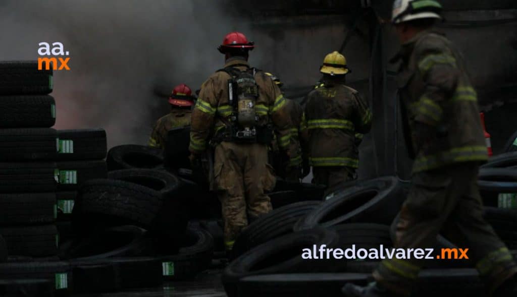 FUERTE INCENDIO EN LLANTERA; ACTIVAN 5 ESTACIONES DE BOMBEROS