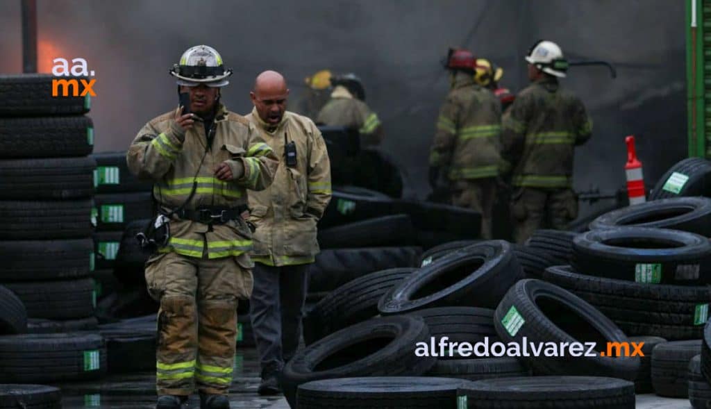 FUERTE INCENDIO EN LLANTERA; ACTIVAN 5 ESTACIONES DE BOMBEROS
