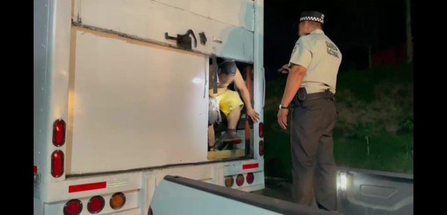 RESCATAN A 130 MIGRANTES HACINADOS EN CAJA DE CAMIóN