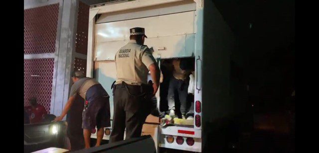RESCATAN A 130 MIGRANTES HACINADOS EN CAJA DE CAMIóN