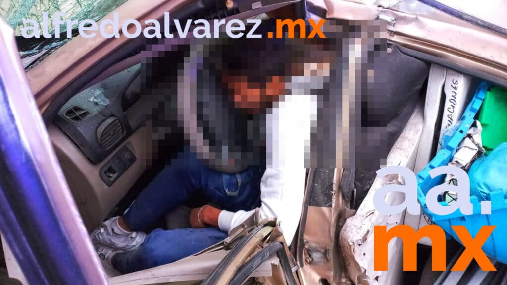 JOVEN 'QUEDA ATRAPADO' TRAS IMPACTO DE SU VEHíCULO