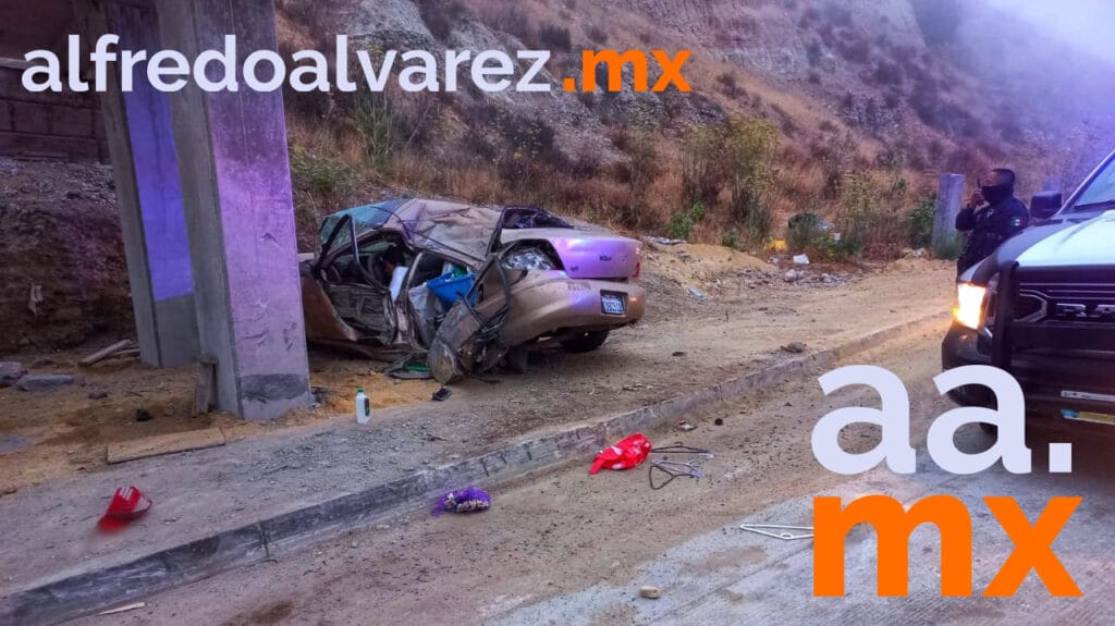 JOVEN 'QUEDA ATRAPADO' TRAS IMPACTO DE SU VEHíCULO