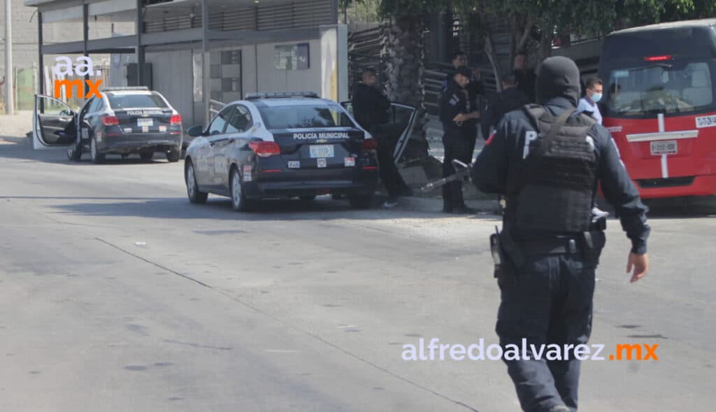 SUJETO ROBA TAXI Y TRAS PERSECUCIóN CHOCA
