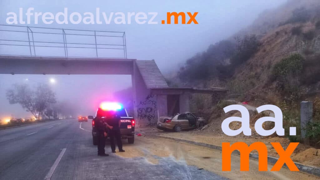 JOVEN 'QUEDA ATRAPADO' TRAS IMPACTO DE SU VEHíCULO