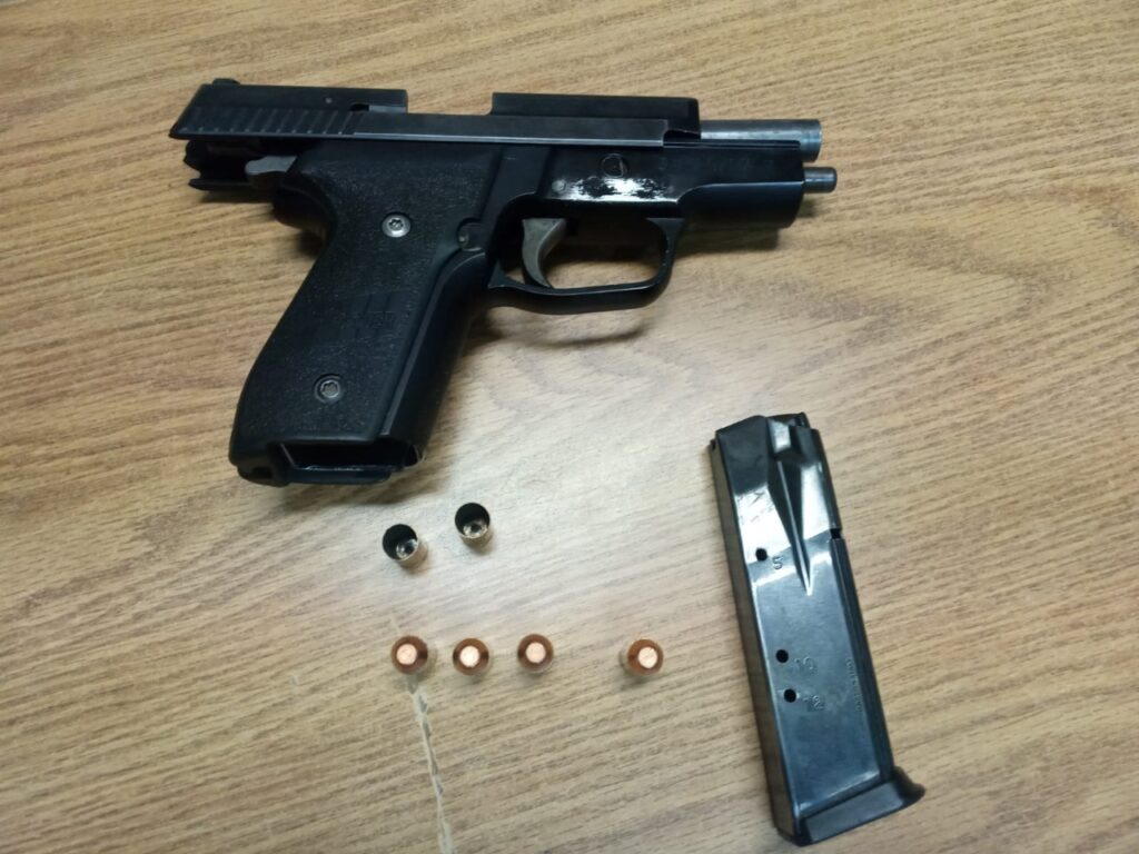 AMENAZA A SU PROPIA MADRE Y DISPARA SU ARMA