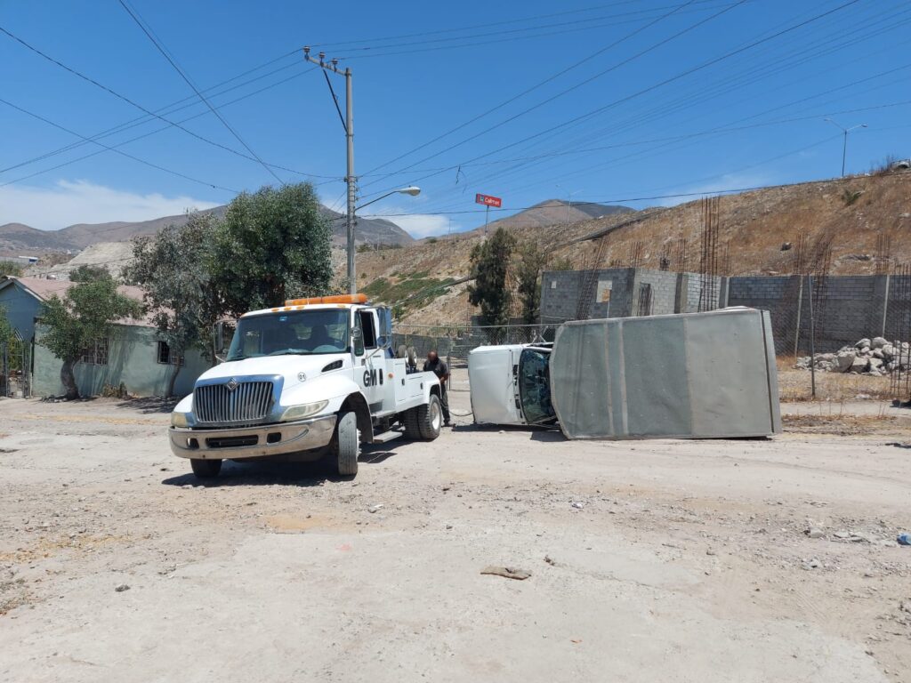 CAMIONETA INVADE CARRIL Y TERMINA EN BARRANCO