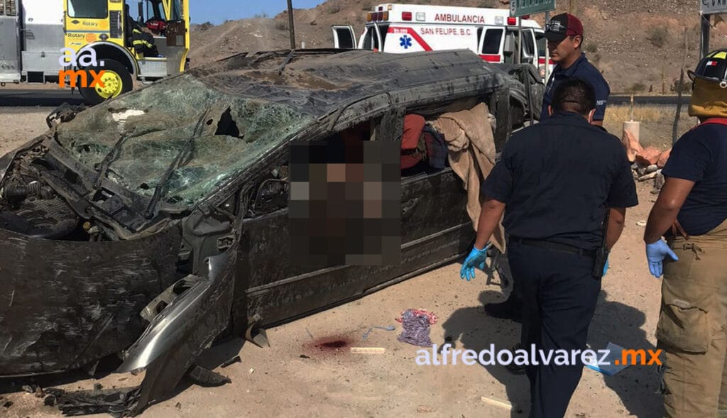 MUERE AUTOMOVILISTA ESTADOUNIDENSE TRAS VOLCADURA