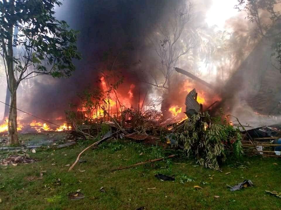 DECENAS DE MUERTOS TRAS CAíDA DE AVIóN MILITAR FILIPINO DECENAS DE MUERTOS TRAS CAíDA DE AVIóN MILITAR FILIPINO