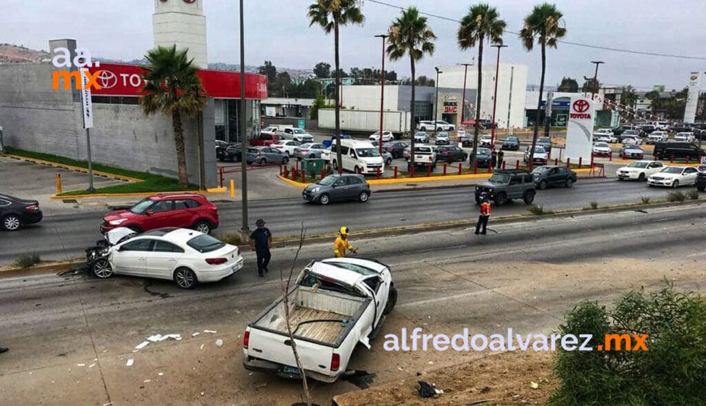 JOVENCITO EBRIO CHOCA Y LESIONA A ABUELITOS