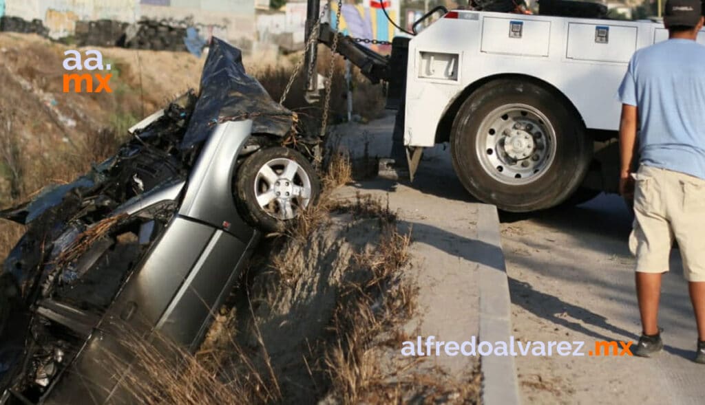 FAMILIA CAE A BARRANCO; MENOR RESULTA CON FRACTURAS