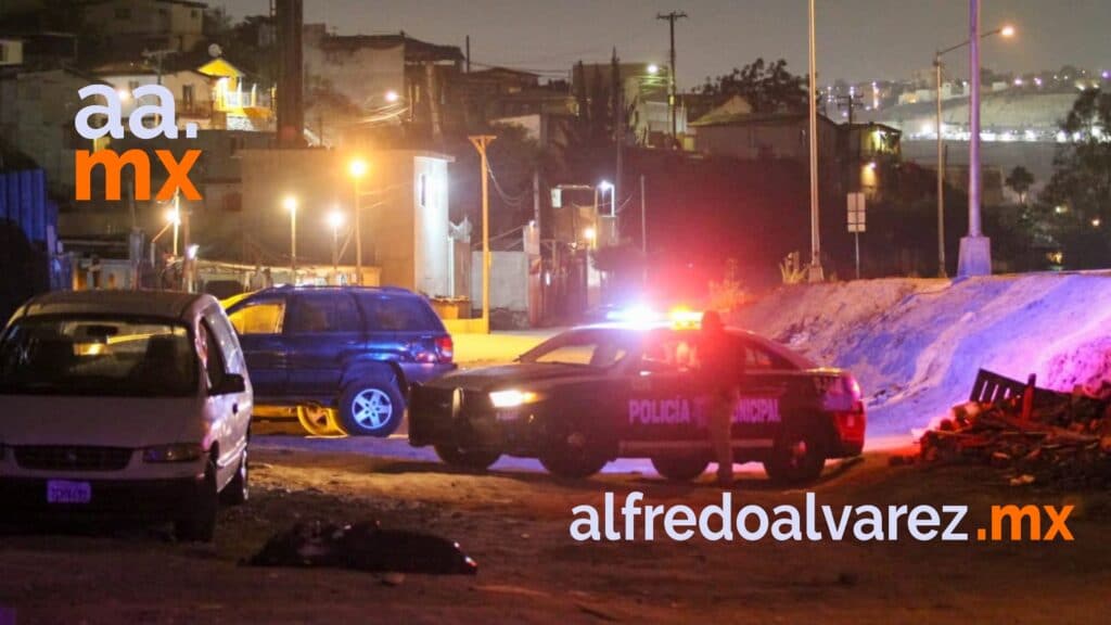 TIRAN CADáVER A UN COSTADO DE LA VíA RáPIDA